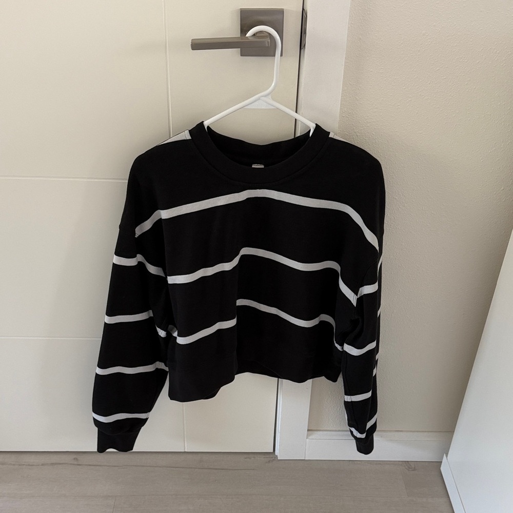Lululemon Perfectly Oversized Cropped Crew *Stripe Black & White size 6